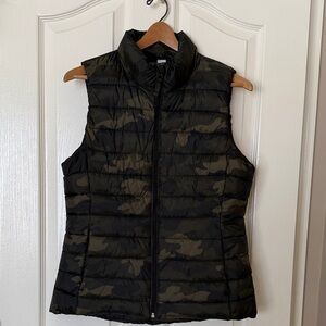 Old Navy Women's Black and Green Camo Vest